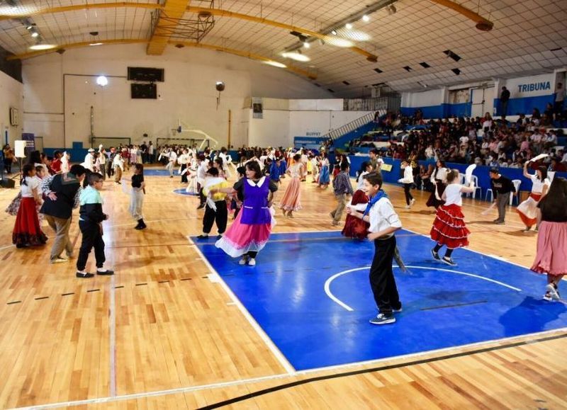 Maderna presidió la apertura del 1° Interescolar de danzas folklóricas en Trelew