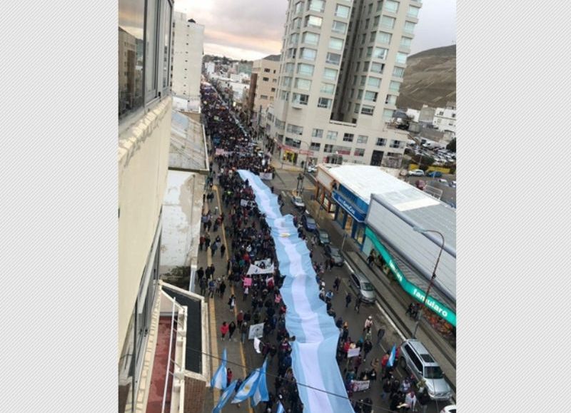 Multitudinaria marcha por la "Salud, Educación y Seguridad" en Comodoro Rivadavia