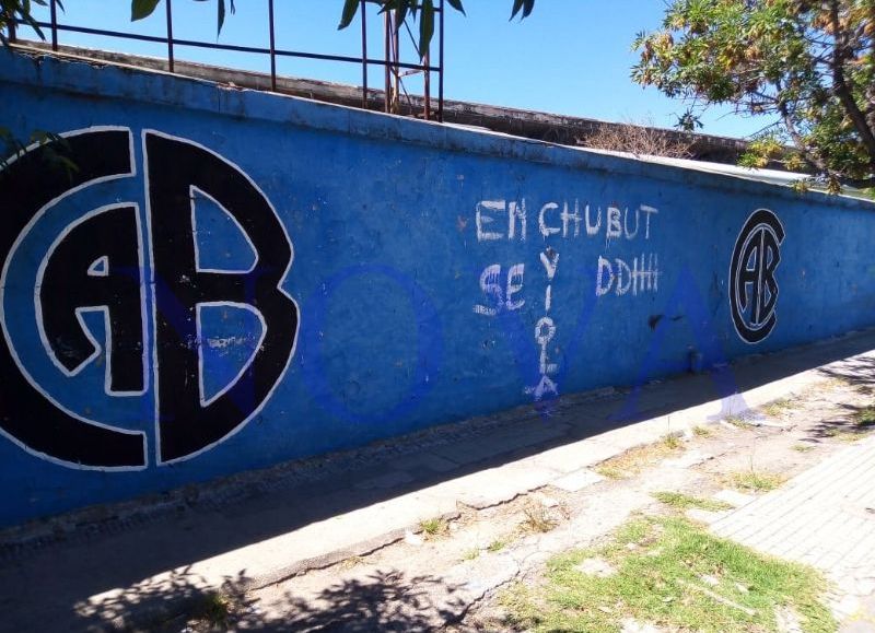 Los paredones de Córdoba recuerdan a Chubut