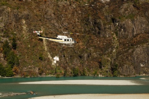 Hito en la restauración de bosques: la provincia concretó el primer operativo aéreo de transporte masivo de plantines