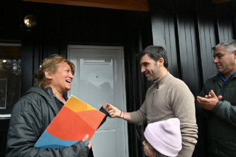 Torres entregó las primeras viviendas a familias que perdieron todo en los incendios de la Comarca Andina