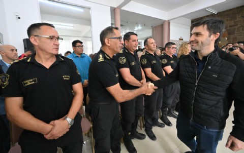 Nacho Torres entregó equipos de comunicación y videovigilancia a la Policía de Chubut