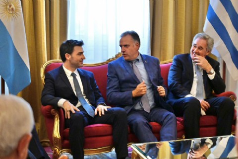 Ante el presidente de Uruguay y el canciller argentino, Torres destacó el potencial productivo y comercial de Chubut