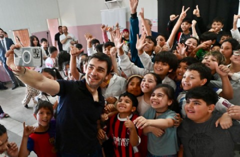 Nacho Torres entregó dispositivos tecnológicos a estudiantes y anunció licitación para ampliar el Plan de Conectividad
