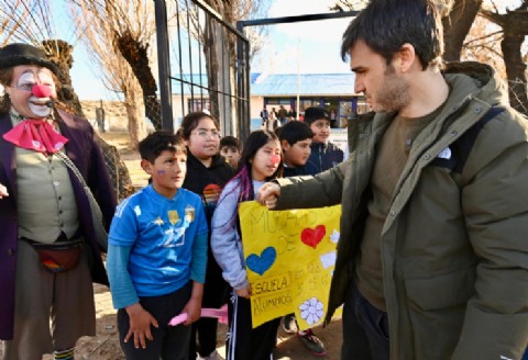 Nacho Torres celebró el Día de la Niñez en la Meseta con estudiantes y enfatizó la unidad