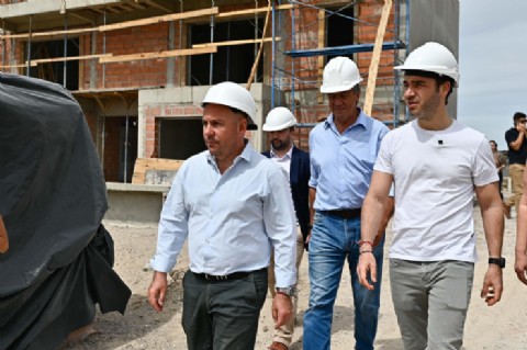 “Nacho” Torres recorrió la obra de 114 viviendas que la Provincia lleva adelante en Puerto Madryn
