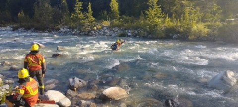 Con ataques directos en distintos puntos, inició una nueva jornada para controlar el incendio forestal en El Turbio