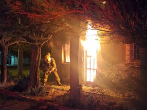 Trelew: un incendio destruyó la vivienda de una mujer mayor