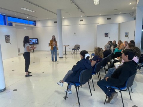 Provincia acompañó un conversatorio sobre mosaiquismo en el Centro Cultural Provincial de Rawson