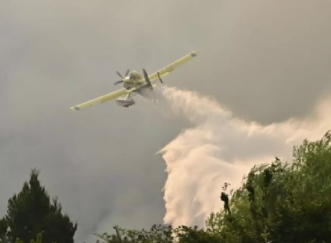 La Provincia sigue luchando contra el fuego en Puerto Patriada con ocho medios aéreos y más de 500 efectivos