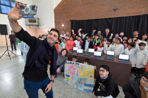 Torres entregó equipamiento informático a escuelas de la Comarca