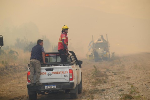 Chubut despliegua cientos de brigadistas y recursos operativos para controlar los incendios en la Cordillera