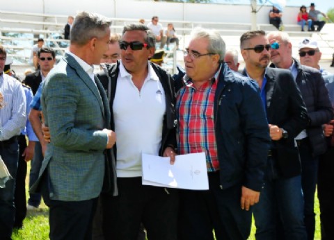 Arcioni recorrió obras y presidió entrega de aportes