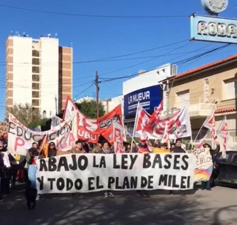 Contundente paro contra Milei en la provincia: se realizó una importante movilización en Trelew