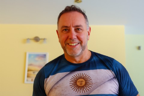 Escándalo en Esquel: detienen a periodista libertario en plena rosca legislativa