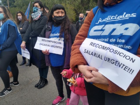 En medio de las protestas, los judiciales cobrarán la deuda salarial