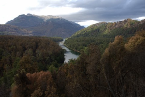 Continúa el amplio despliegue de Provincia y Nación para controlar el incendio en el Parque Los Alerces