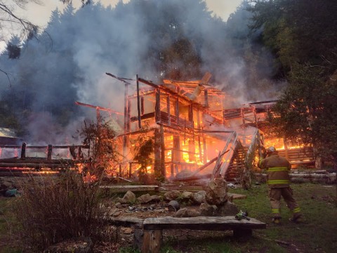 Lago Puelo: incendio redujo a cenizas un hostel