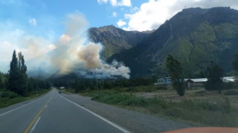 Bomberos y brigadistas combaten los focos ígneos detectados en Epuyén y Dique Florentino Ameghino