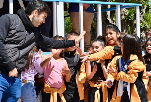 Nacho Torres presidió el acto aniversario de José de San Martín y firmó contratos para construir nuevas viviendas