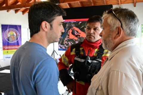 El incendio en Puerto Patriada está contenido en un 85 por ciento y continúa el amplio operativo en la Comarca Andina