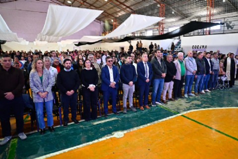 Torres encabezó el 83° aniversario de Alto Río Senguer con anuncios de viviendas y obras