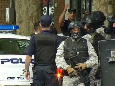 Madrugada de terror en Trelew: un hombre armado se atrincheró y amenazó con quitarse la vida