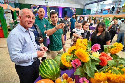 Nacho Torres destacó el potencial productivo del Valle y la apertura de mercados