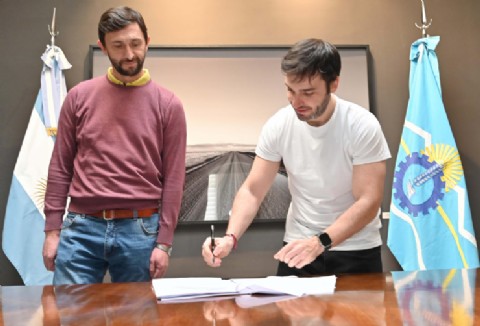 Torres y "Cano" Ingram firmaron un importante convenio para el adoquinado de diversas calles de Trevelin