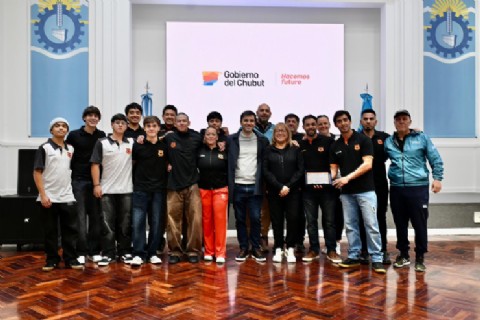 Torres recibió al plantel de Bigornia y destacó el ascenso del hockey masculino
