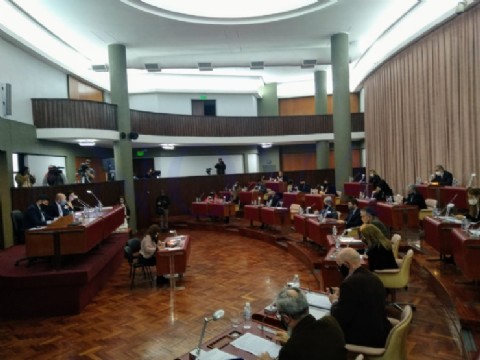 Fuertes críticas del interbloque al Ejecutivo por la renegociación de la deuda