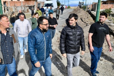 Torres recorrió la obra que llevará gas a más de cien familias, poniendo fin a una década de espera en Valle Chico