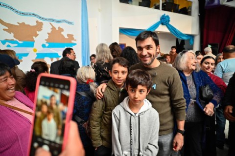 Torres entregó viviendas a vecinos y anticipó la próxima finalización de la ampliación del Hospital de Lago Puelo