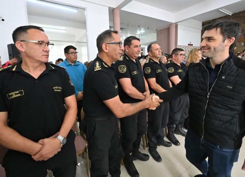 Nacho Torres entregó equipos de comunicación y videovigilancia a la Policía de Chubut