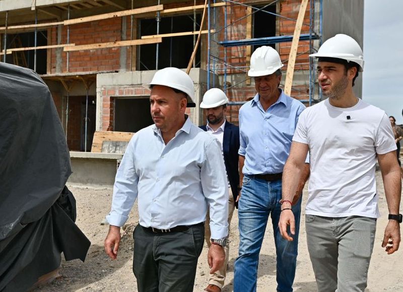 “Nacho” Torres recorrió la obra de 114 viviendas que la Provincia lleva adelante en Puerto Madryn