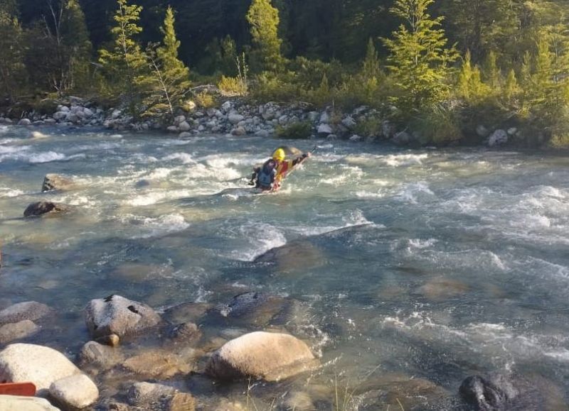 Con ataques directos en distintos puntos, inició una nueva jornada para controlar el incendio forestal en El Turbio