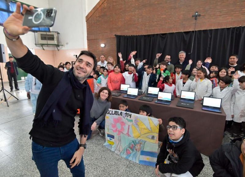 Torres entregó equipamiento informático a escuelas de la Comarca