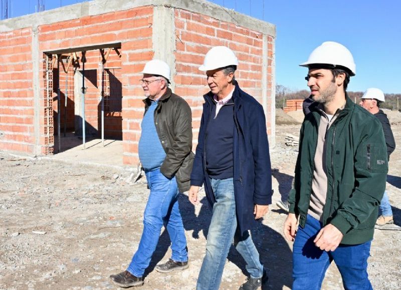 Torres destacó la reactivación de la obra del complejo de 41 viviendas en Dolavon