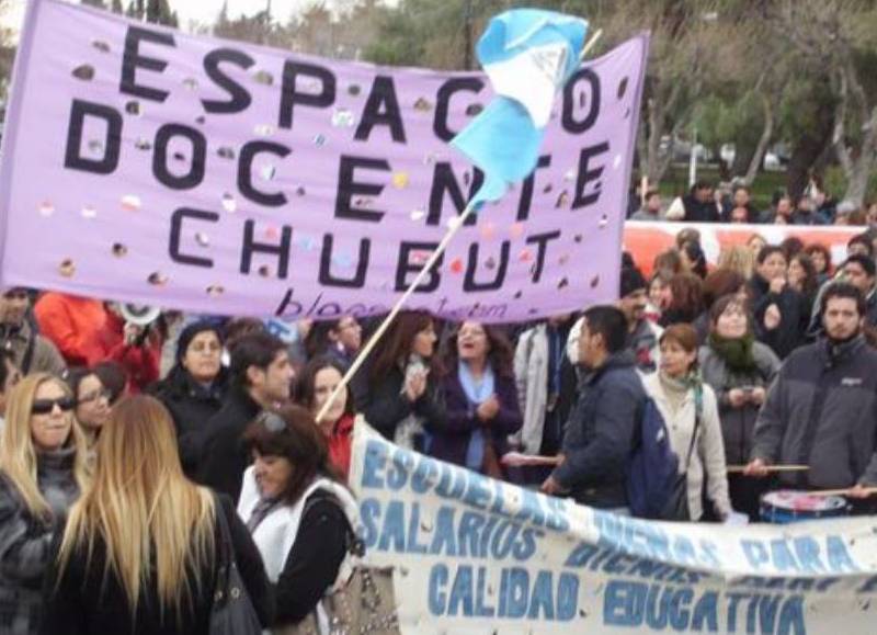 Los docentes chubutenses acordaron un aumento salarial del 16,6 % en dos tramos