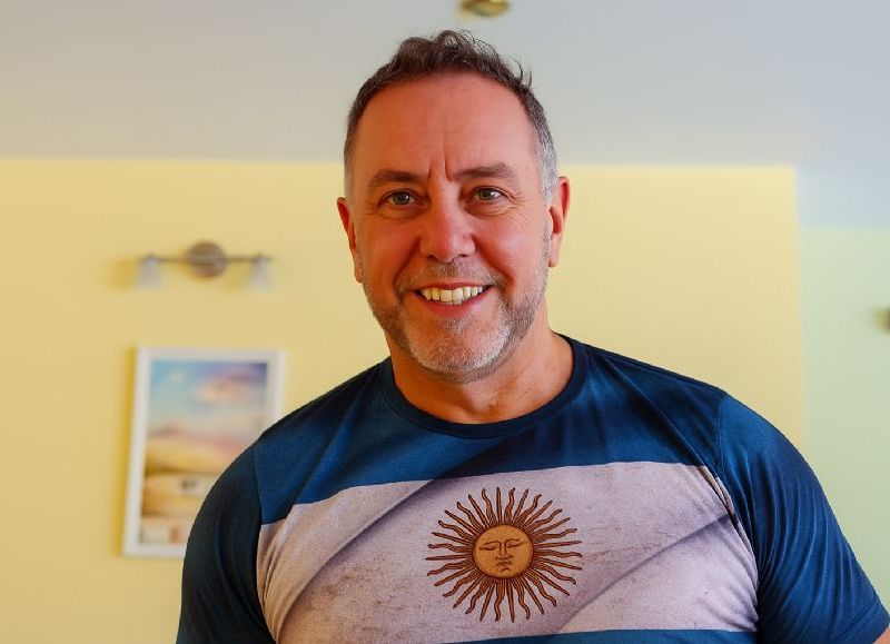 Escándalo en Esquel: detienen a periodista libertario en plena rosca legislativa