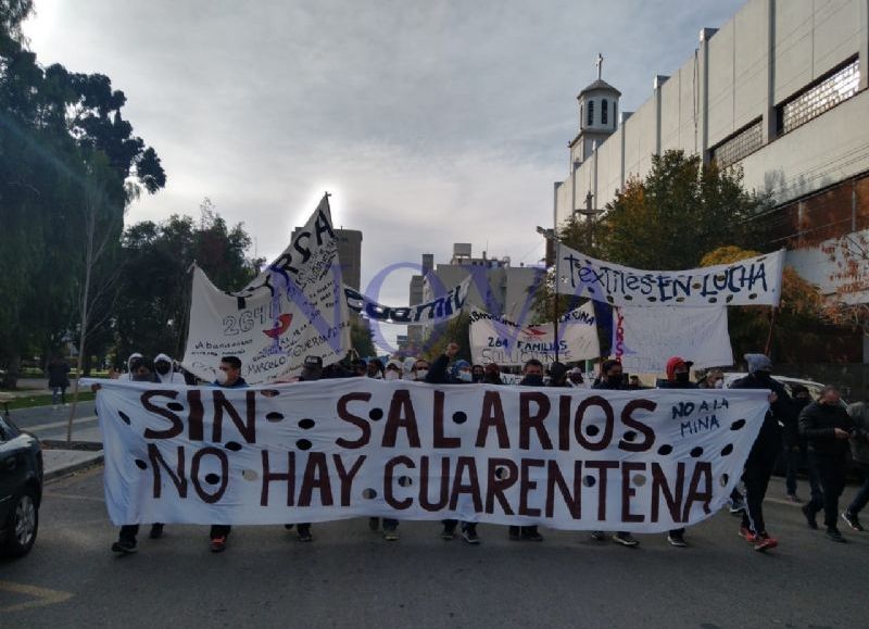 Movilización de trabajadores del sector público y privado en Trelew