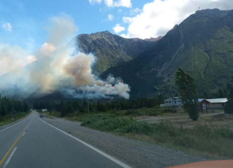 Bomberos y brigadistas combaten los focos ígneos detectados en Epuyén y Dique Florentino Ameghino