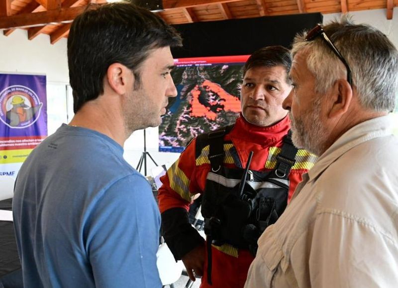 El incendio en Puerto Patriada está contenido en un 85 por ciento y continúa el amplio operativo en la Comarca Andina