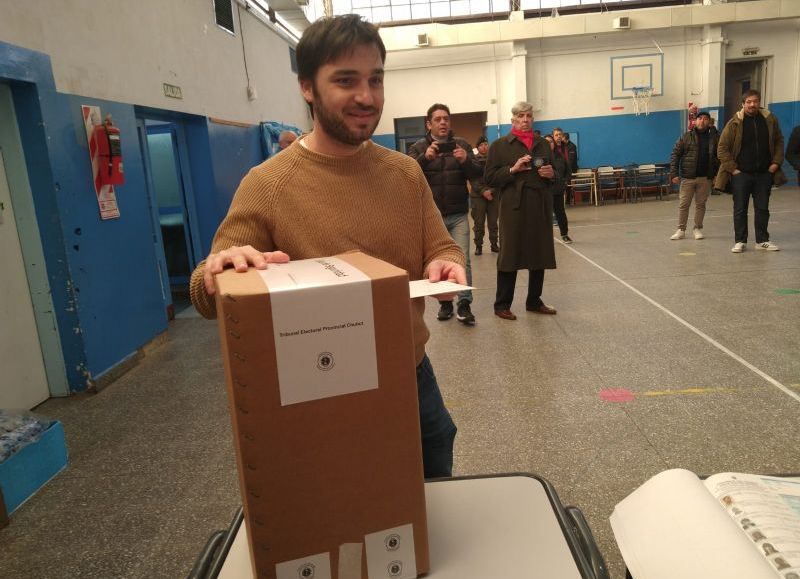 Torres votó en la Escuela número 5 de Trelew