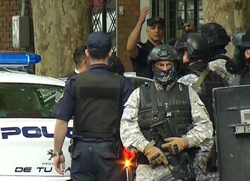 Madrugada de terror en Trelew: un hombre armado se atrincheró y amenazó con quitarse la vida