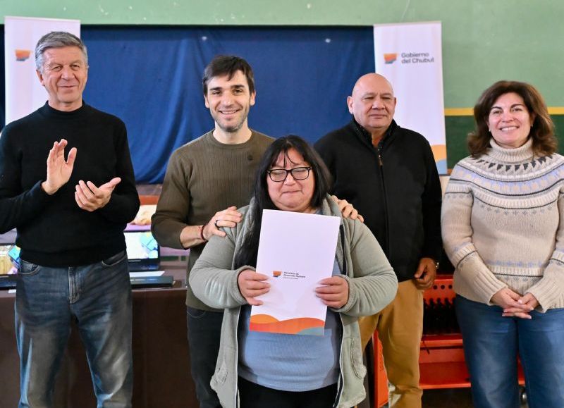 Torres entregó importante equipamiento informático a escuelas de la Meseta