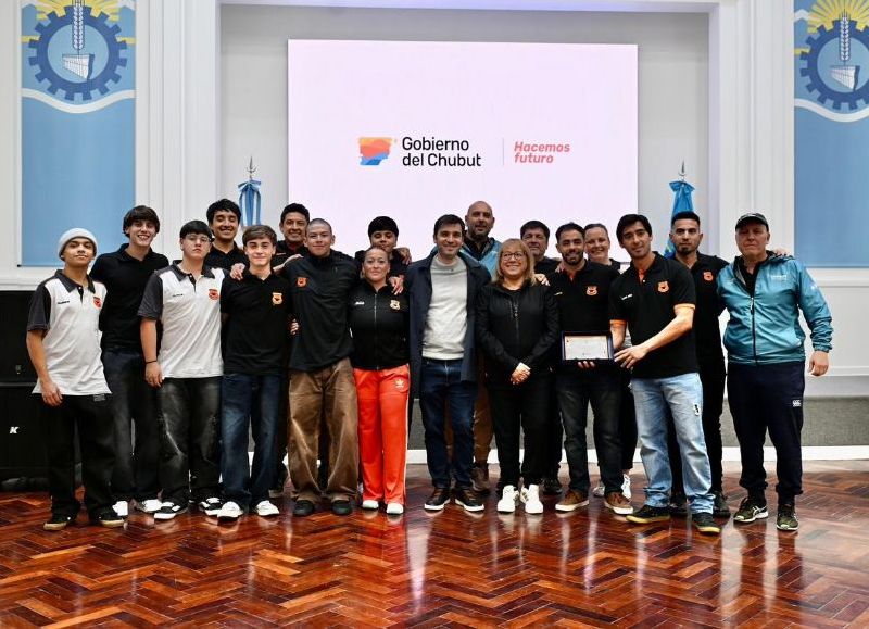Torres recibió al plantel de Bigornia y destacó el ascenso del hockey masculino